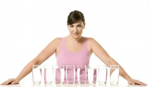 Có rất nhiều nghiên cứu cho thấy rằng bạn nên uống ít nhất tám ly nước mỗi ngày