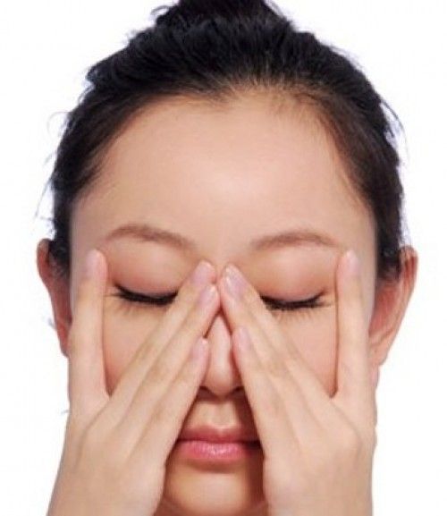 massage xung quanh mắt